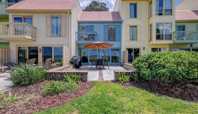 Harbour Town hideaway w/scenic balcony/water views - steps from the lighthouse