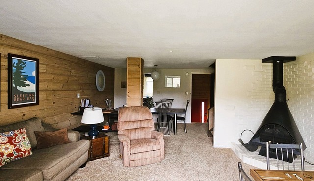 Heated Pool, 5 miles to Lk Michigan Beach, Leelanau County, 4-brm 4-ba. Air,