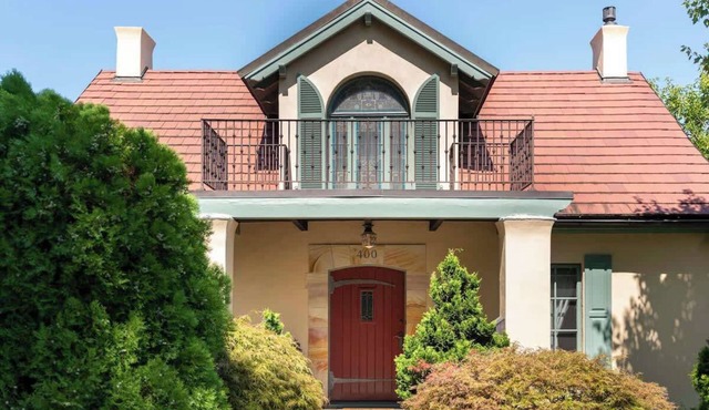 Historic Villa Steps to Downtown - High Street Inn