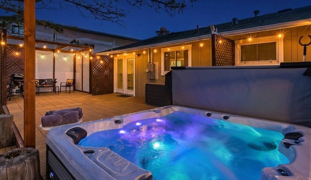 Hot Tub, Fire Pit, 4~King Beds, 3 baths, 2 Kitchens, 2 Living Rooms, 3 Immersive Experiences