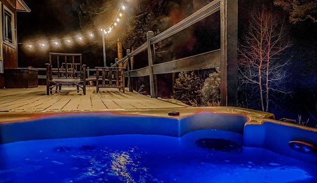 Hot tub, mtn views, massage chair, & steam shower!