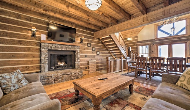 Hot Tub + Pool Table: Cozy Franklin Cabin!