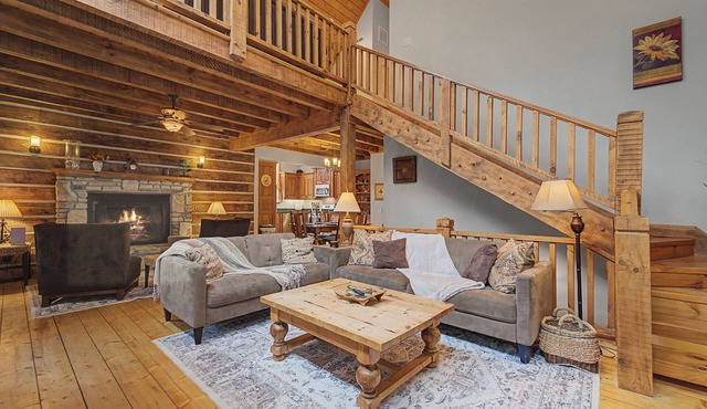 Hot Tub, Pool Table! Luxury Log Cabin in Franklin