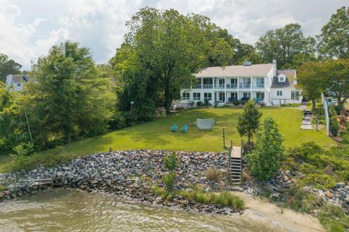 Hot Tub + Private Beach: Waterfront Urbanna Escape