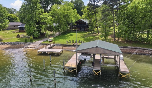 Iconic Waterfront Home On Watt’s Bar Lake -Sleeps 16 - PVT boat docks - Sunrise!