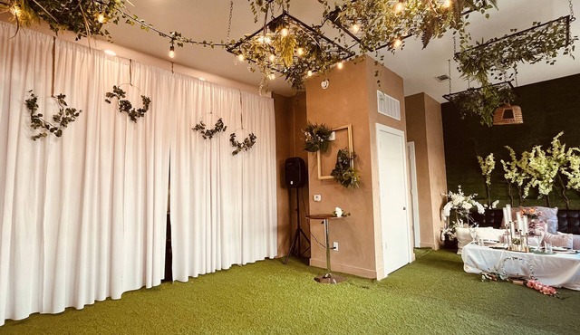 Intimate Group Dinner & Photoshoot Green Space