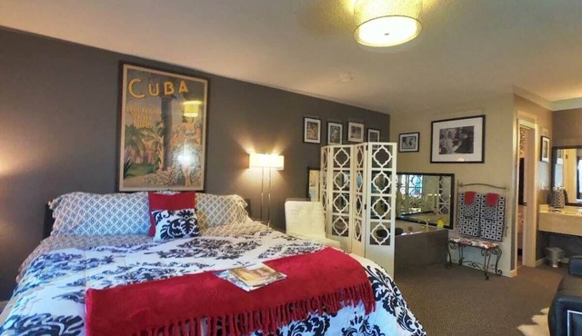 Jacuzzi Suite 204 at Tradewinds