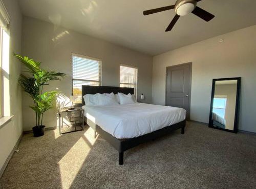 KING BEDS-Lg Apt-65 inch Roku-Walk to Food and Drinks