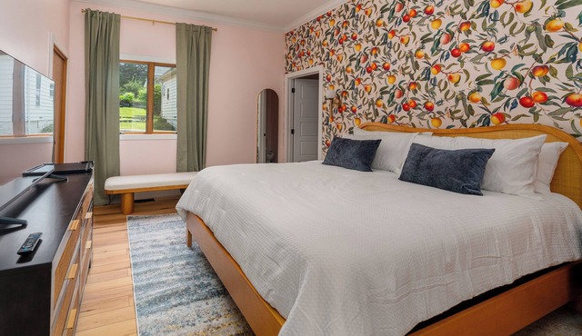King Suite, Hot Tubs, Cobden