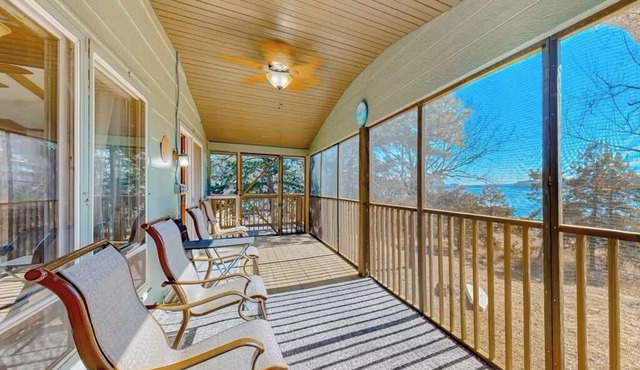 Lake Access Mountain view 3BHK Getaway w Patio