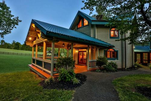 Lakefront Log Elegance: True Cabin with Hot Tub and Sauna Amidst Mountain Views