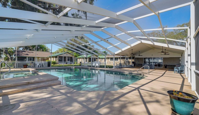 Lakefront & Poolside! Family Retreat in Hernando