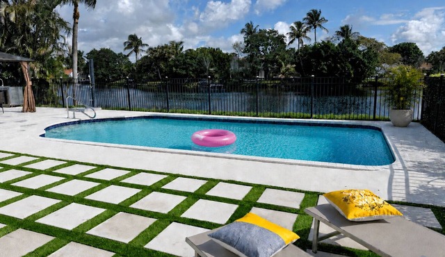 Lakefront Private Heated Pool & Game Room Retreat Near WEF and NPC polo