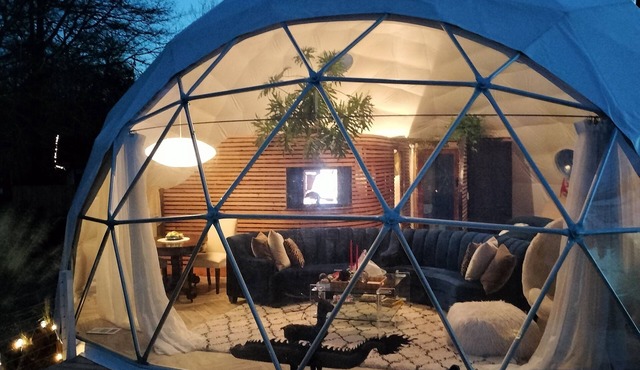 Lakefront romantic getaway with hot tub in Jackson
