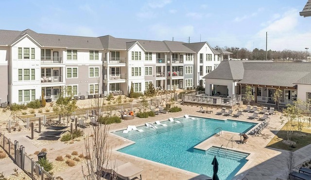 Landing | Stylish 2BD, Pool, Gym