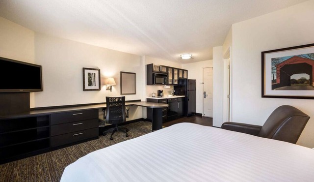 Large Accommodation with Full Kitchen! Near Lambert St Louis Int'l Airport!