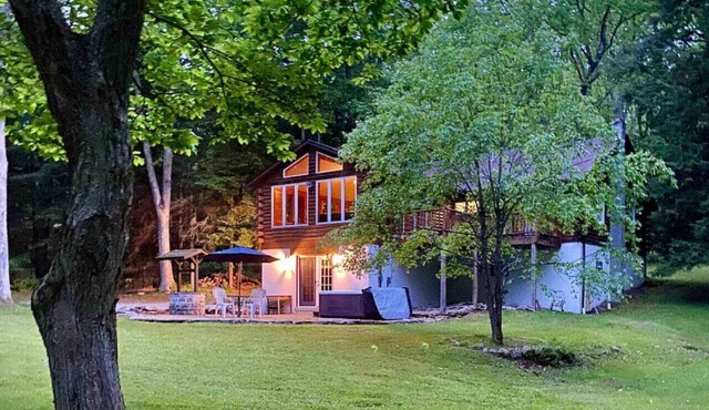 Large Cabin w/Hot Tub & Pool Table – Lazy Bear Lodge