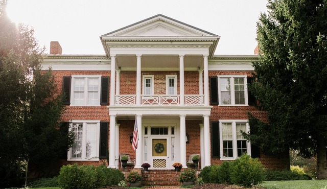 Large Historic House on 8 acres in Shenandoah Valley- sleeps 15