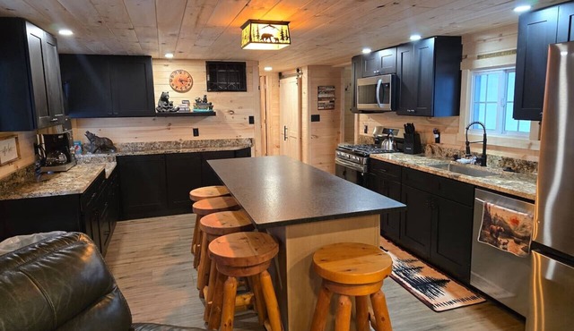 Lazy Bear Lodge-Adventure & Relaxation for You!