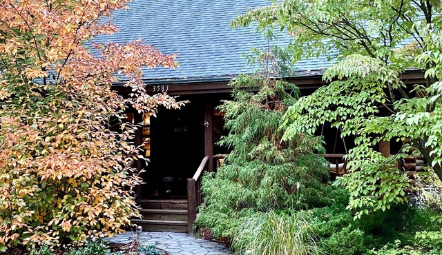 Log Cabin Luxury on Beautiful Goshorn Lake & Minutes from Downtown Saugatuck