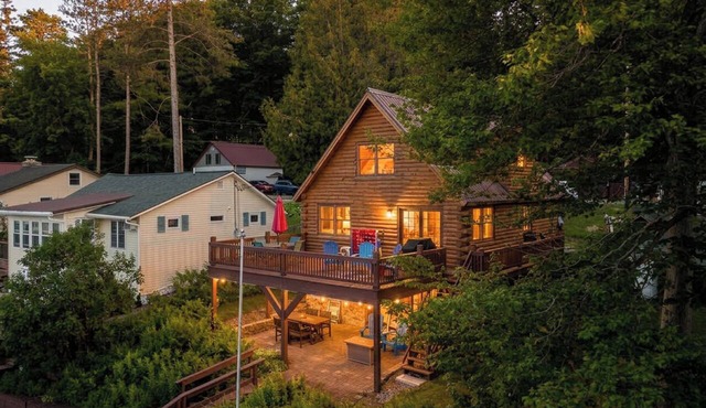 Log Cabin · Sleeps 8 · 5 min Colgate Univ, Lake Moraine Home #6 Near Colgate University