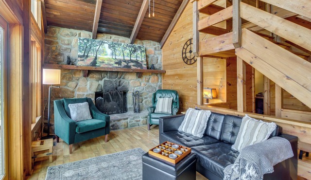 Luxe Ellijay Cabin! Grand Views, Games & Hot Tub