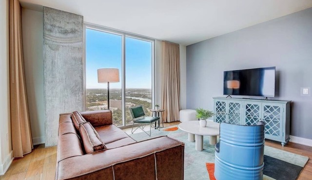Luxe Rainey St corner condo with lakeview balcony, rooftop pool & gym