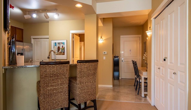 Luxurious Waterfront Penthouse 2BR/2BA + Parking!