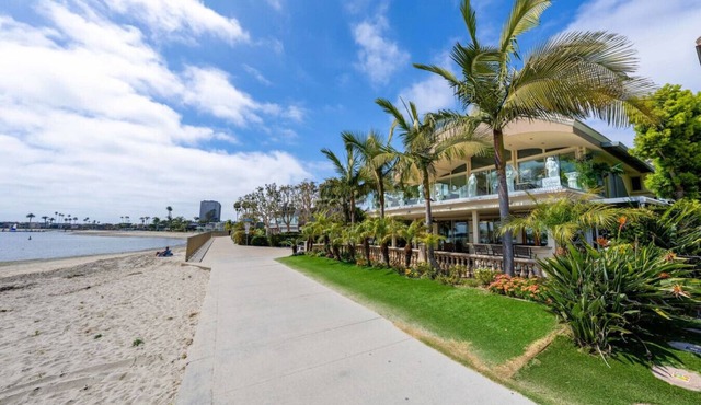 Luxurious Waterfront Escape, Bay Views