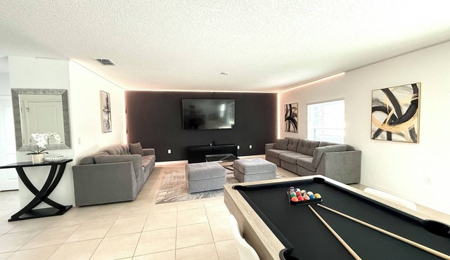 Luxury 4BR House Hot Tub Gym Pool Table Near Disney & Orlando