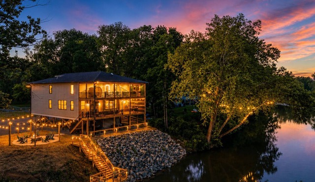 Luxury 7BR Riverfront-Sleeps Large Groups Hottub