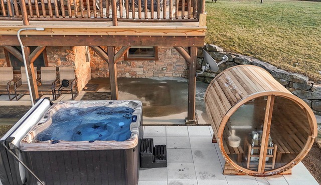 Luxury Cabin w/Heated Pool, 22min to 7 Springs, HotTub, Sauna, Game Room & Views