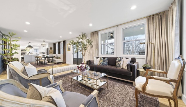 Luxury Franklin Retreat Walk to Downtown Front Porch