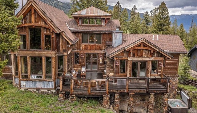 Luxury Mountain Retreat: SPA, Deck, 2 Living Spaces