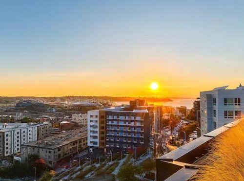 Luxury Penthouse, Panoramic Views , Huge Balcony, King Bed, Short Walk To Lumen & T Mobile Park