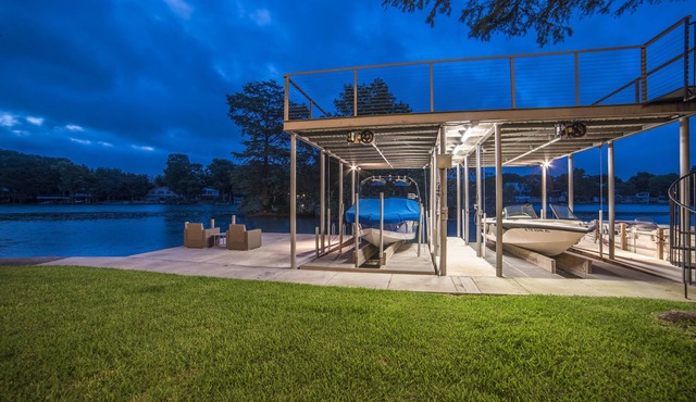 Luxury Waterfront Lakehouse with Volleyball, Boat Dock, Fire Pit, 8 bedrooms
