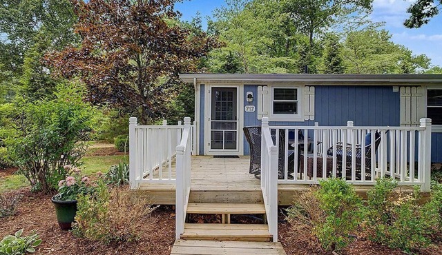 Maple Ridge Blue Cottage-HOT TUB!