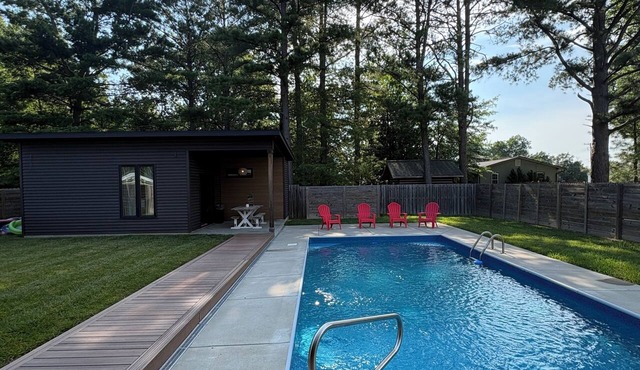 Marion Cabin private pool, pickleball, park, walking paths, and put-put golf
