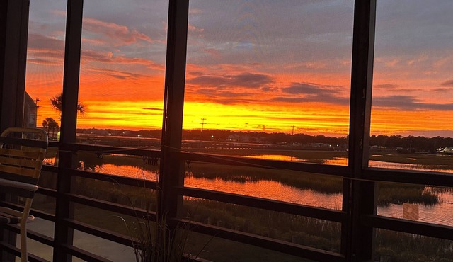 Marshside Sunsets! - Peaceful Marshview - Screened Balcony, Short walk to beach!