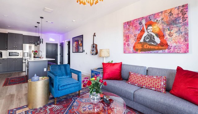 Midtown Pool Condo · 2BR Sleeps 6 · Honky Tonk