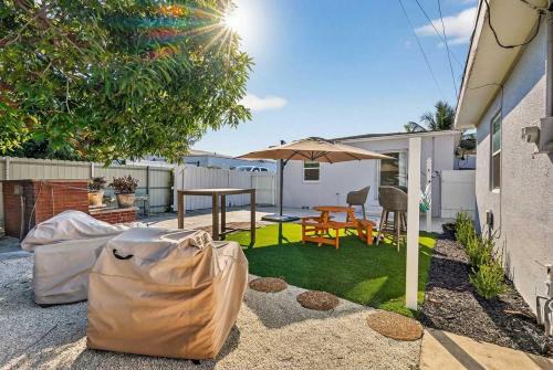 Minutes to Beach Dog Friendly BBQ Patio