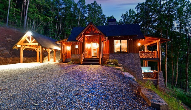 Misty Mountain Luxury mountain cabin with breathtaking views, hot tub, & game room!