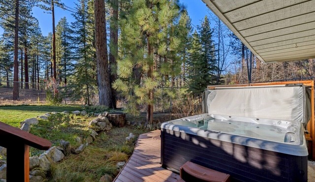 MK282-Chimney Rock Hideaway, Hot Tub, Fire Pit, Ping Pong, Backs to Forest!