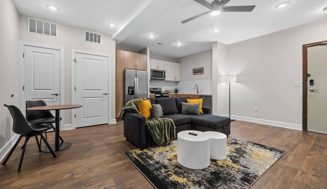Modern 1BR Near Broadway & The Gulch