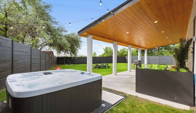 Modern 5BR | 14 Guests | Hot Tub | Mins to DT SXSW