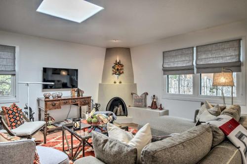 Modern Condo w/Santa Fe Charm 1 Mi to Plaza
