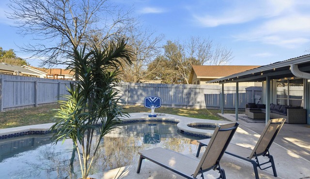 Modern Designer HomePrivate PoolKing BedNear The Domain