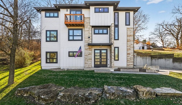 Modern Home 4 Bedrooms and 4 Private Bathrooms 5 min from Morton Amphitheater