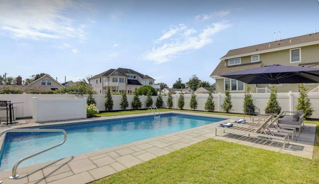 Modern Vacation Home - 6Bed/4Bath w/Saltwater Pool, Minutes to Beach and DT