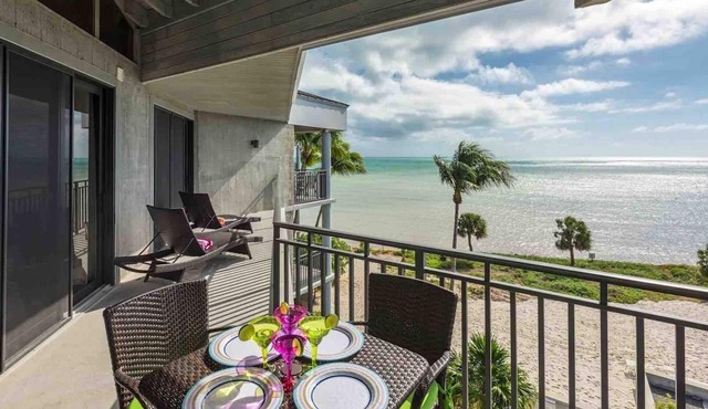 *NEPTUNE'S PENTHOUSE* Oceanside Condo/Pool + Last Key White Glove Service.